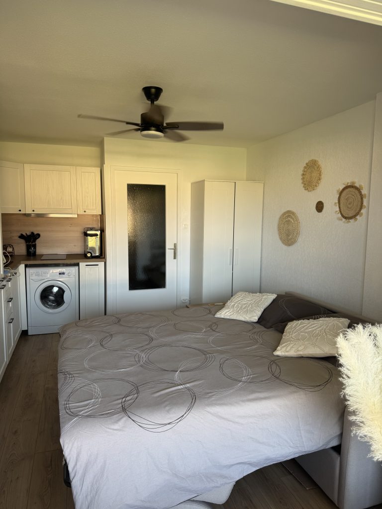 pièce principale avec vue cuisine studio Haïti